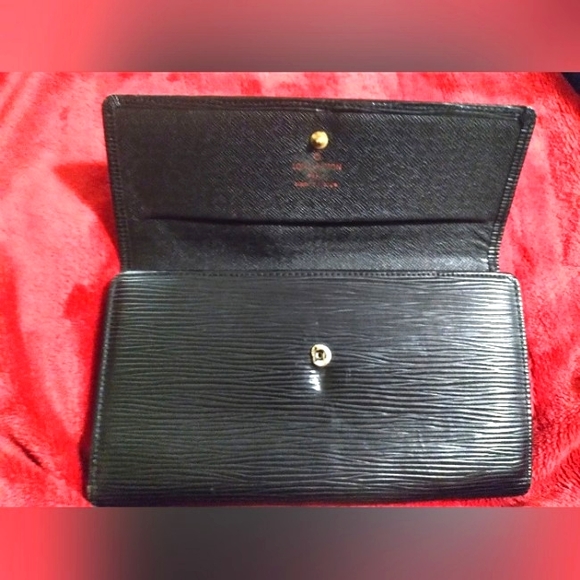 Authentic Louis Vuitton Black Epi Leather Porte Tresor International Wallet - Picture 3 of 16